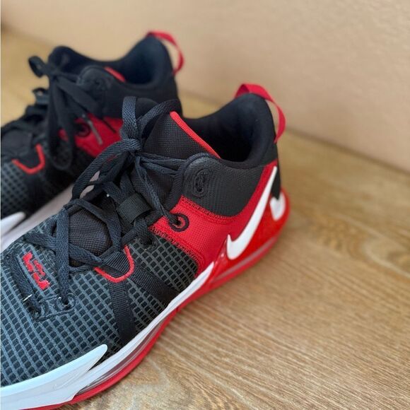 Men’s RARE Nike LeBron witness 7 “Bred” sneakers - Picture 3 of 6